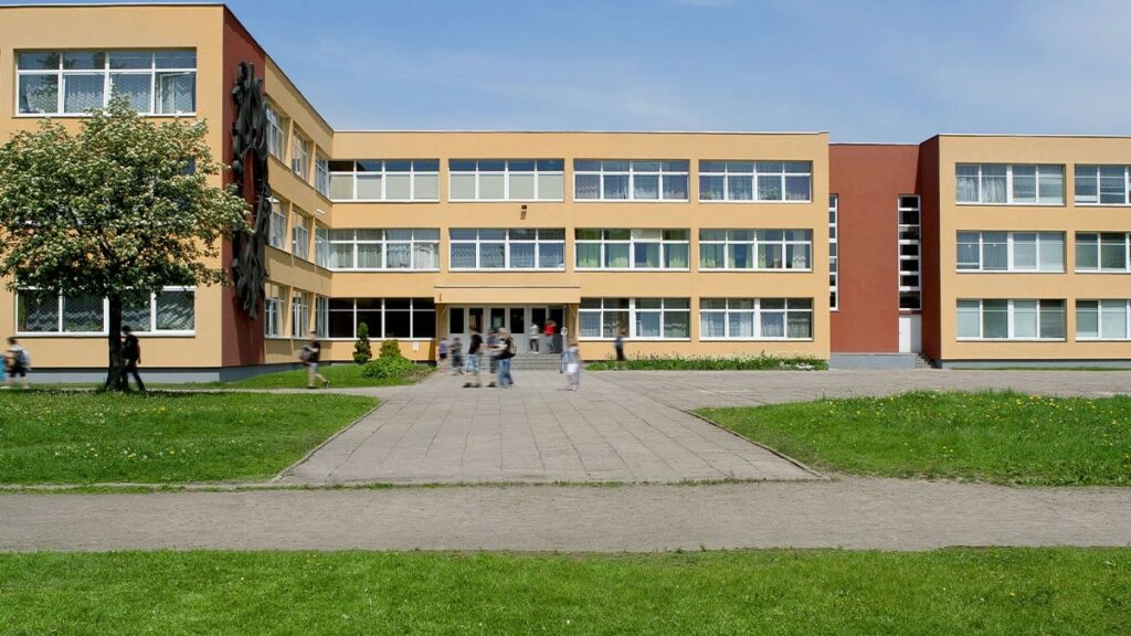 Bir soru sordu okulu polisler bastı