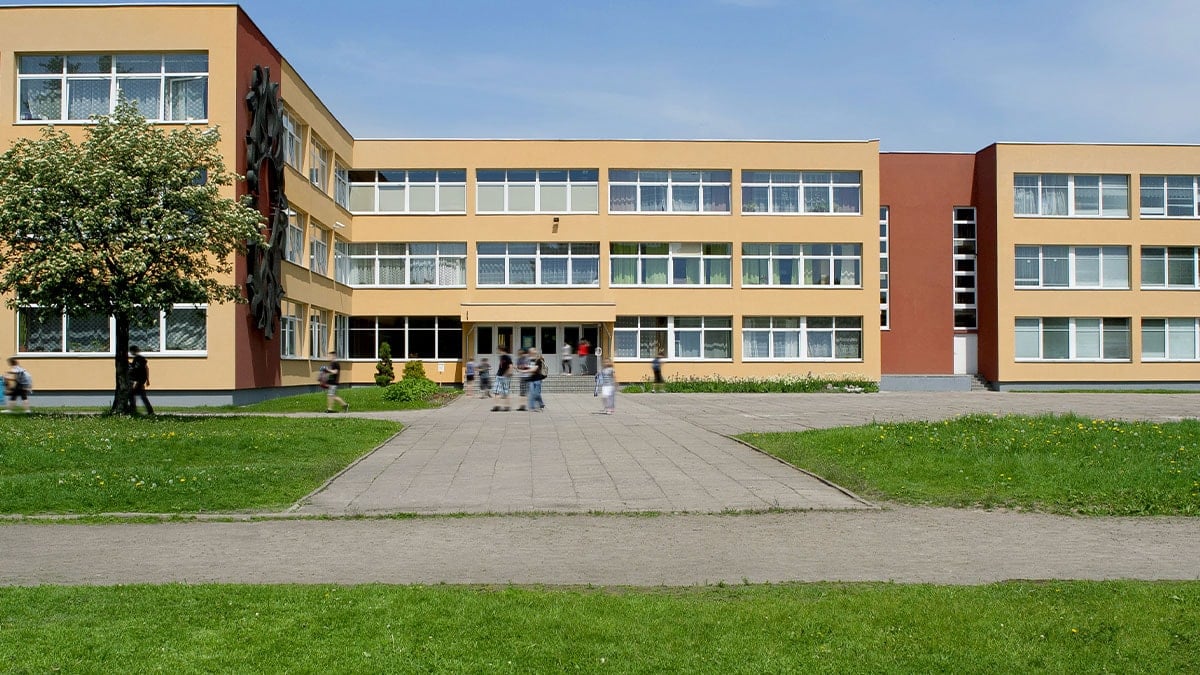 Bir soru sordu okulu polisler bastı