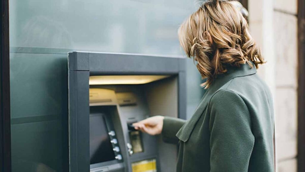 Bir ülke daha halkını uyardı: Evinizde nakit para bulundurun