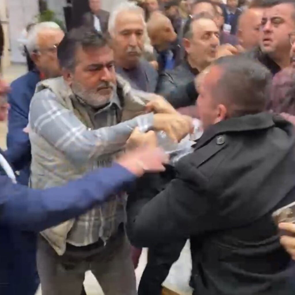 CHP kongresinde gerginlik çıktı