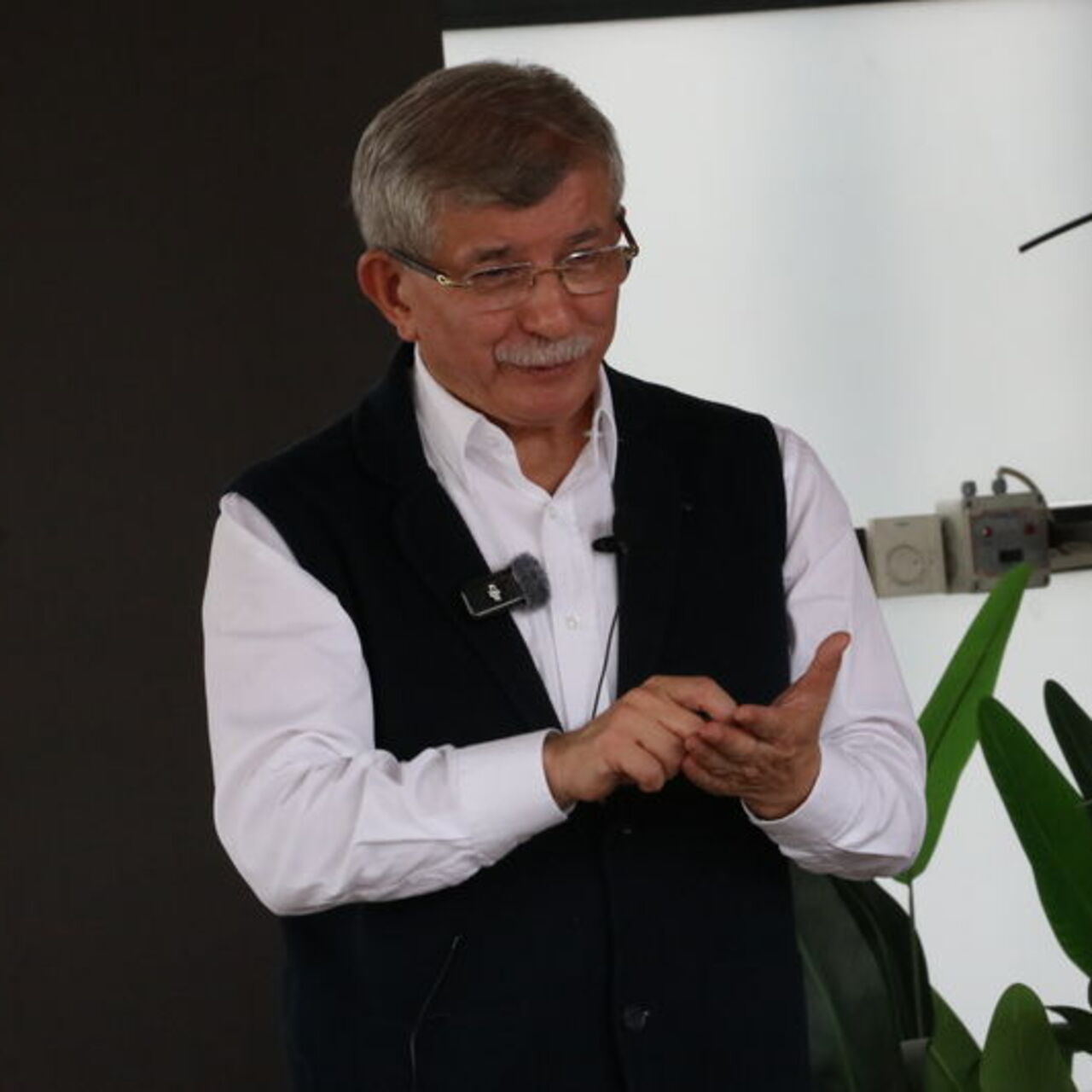 Davutoğlu: Bana ihtiyaç olmadığına inanmasam siyaseti bırakırdım