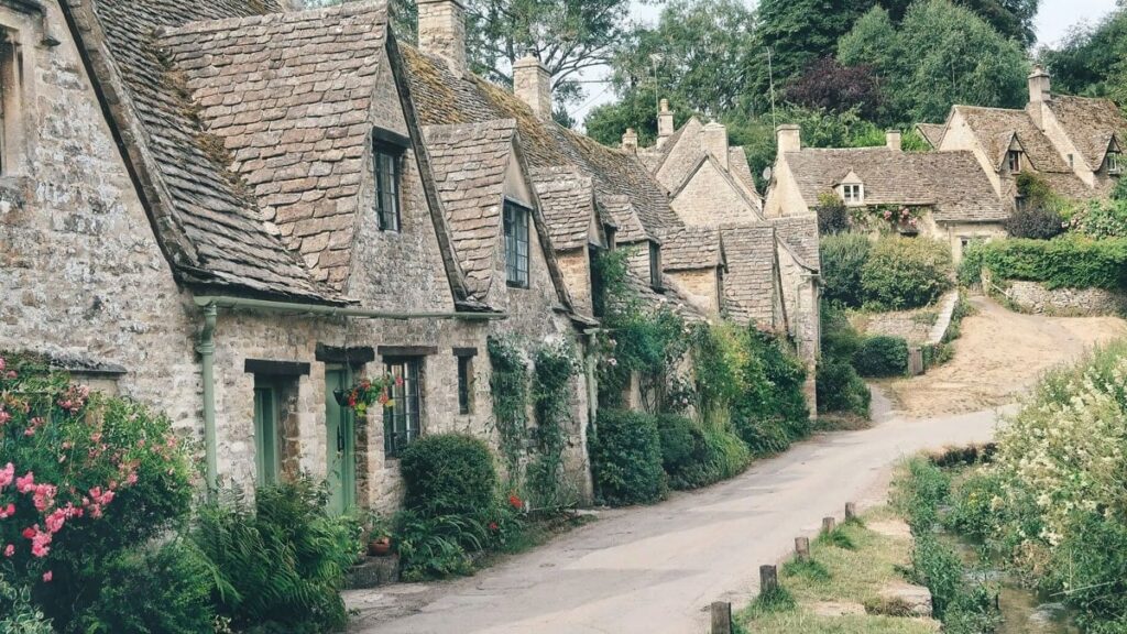 Dünyanın en güzel köyü seçildi ama halkı evinden çıkamıyor