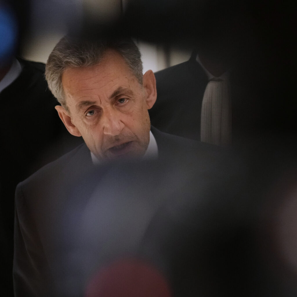 Eski Fransa Cumhurbaşkanı Sarkozy hapse giriyor