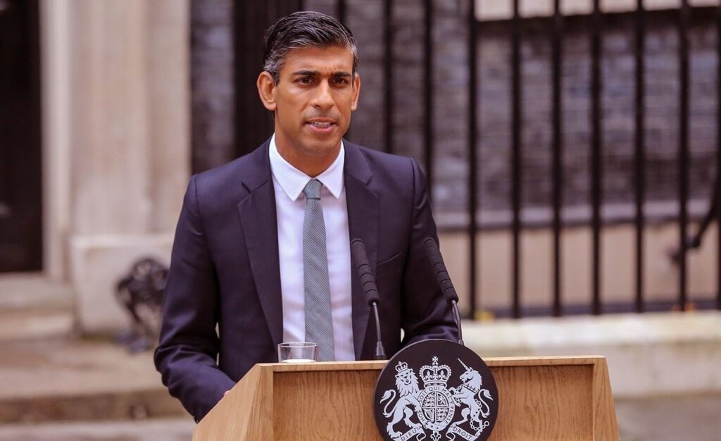 Eski başbakan hem danışman hem bankacı oldu! Kazancını ise bağışlayacak