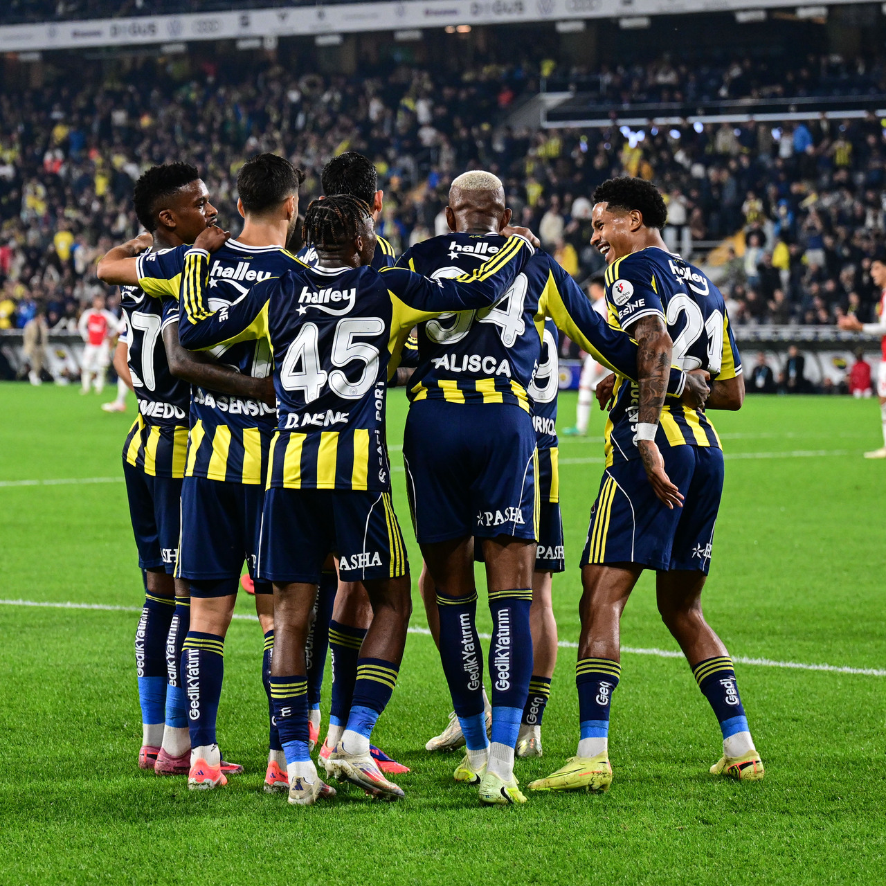 Fenerbahçe sahasında 2 golle kazandı!
