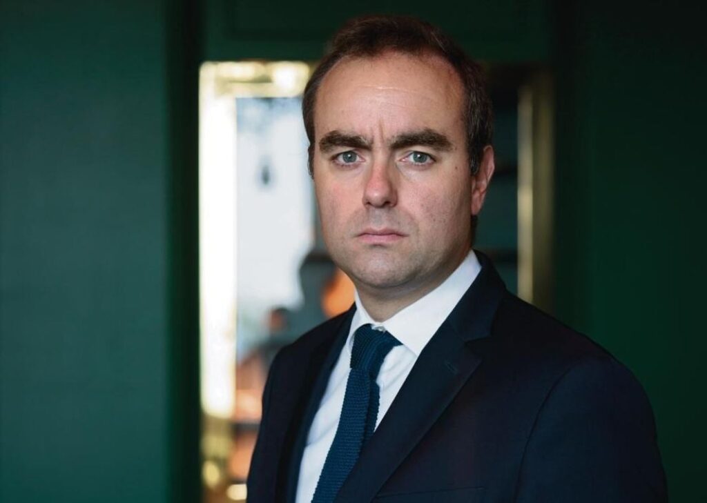 Fransa’nın ‘savaşçı keşiş’ Başbakanı, oylamayı geçti