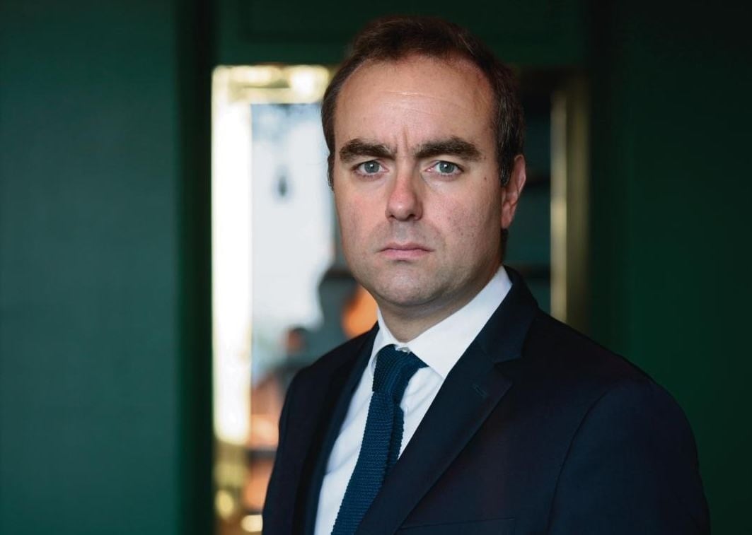 Fransa’nın ‘savaşçı keşiş’ Başbakanı, oylamayı geçti