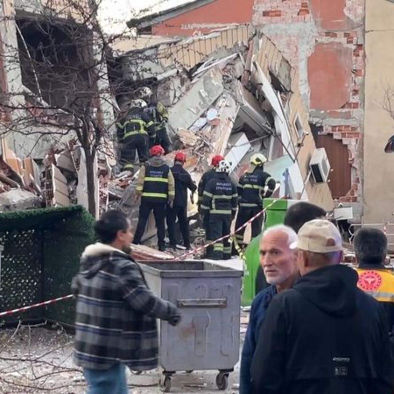 Gebze’de 6 katlı bina çöktü! 2 cansız bedene ulaşıldı!