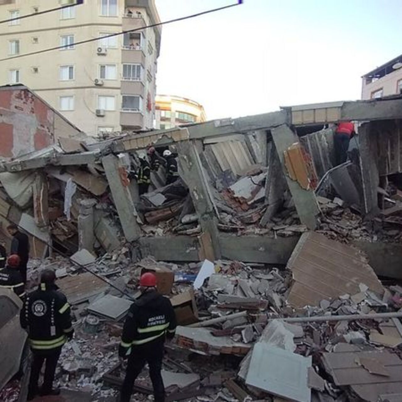 Gebze’de 7 katlı bina çöktü! Aynı aileden 4 kişi öldü!