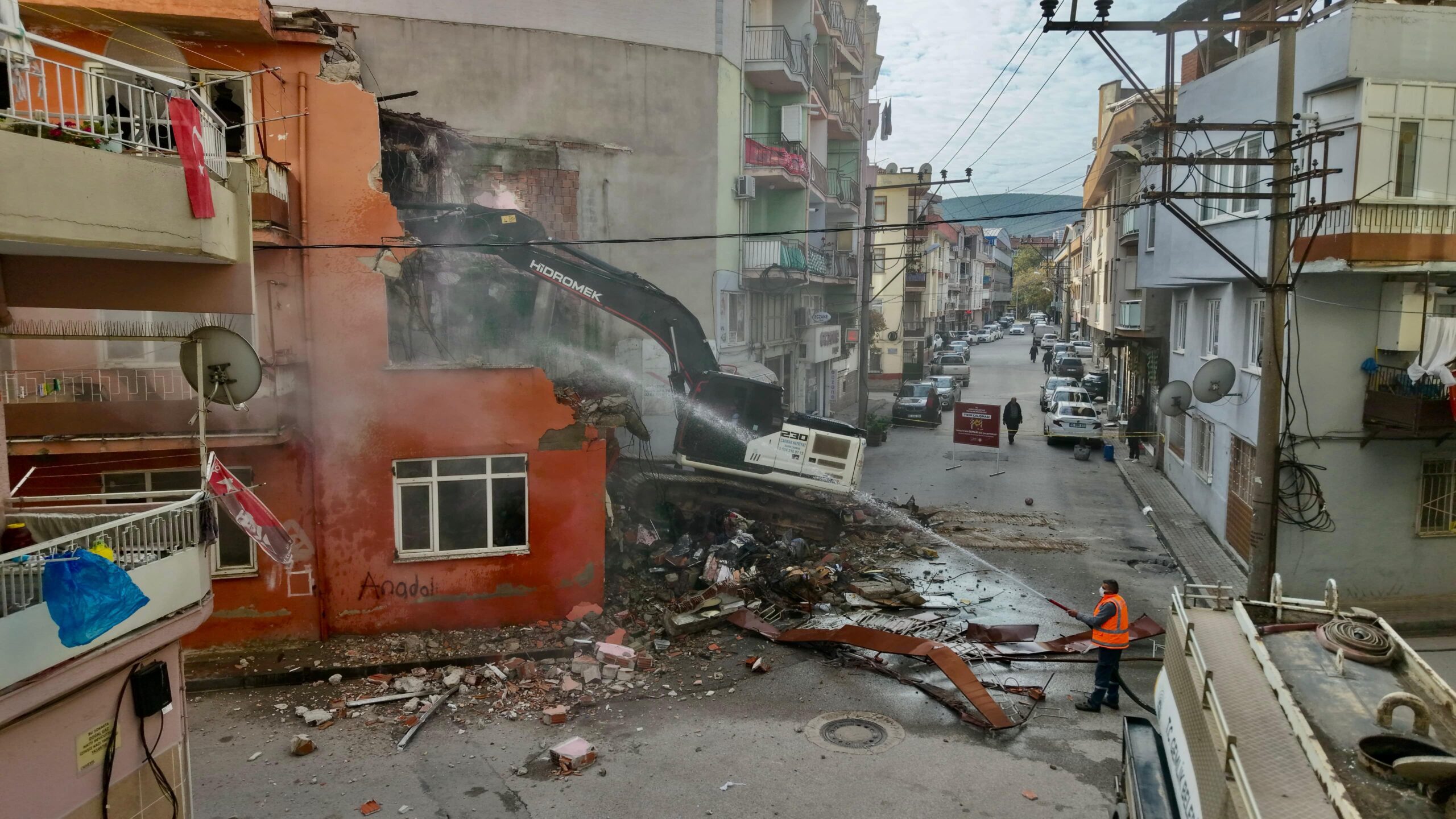 Gemlik’te Metruk Bina Yıkımları Devam Ediyor
