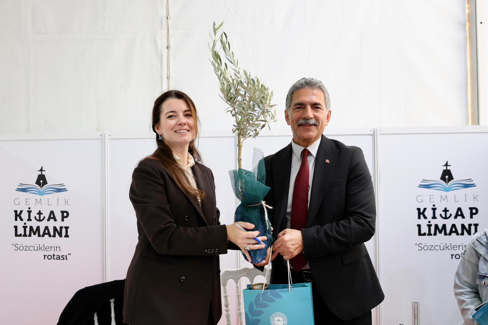 Gemlik’te “Sözcüklerin Rotası” Etkinliğinde Şermin Yaşar Okurlarıyla Buluştu