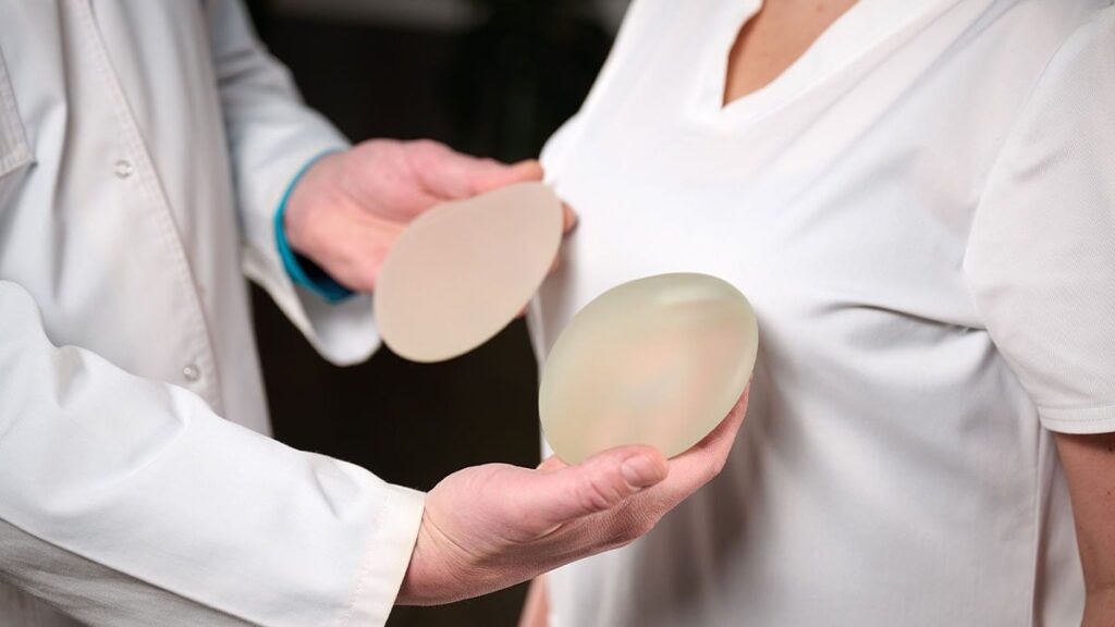 Göğüs silikonu yaptıran kadınları tek tek tespit edecekler