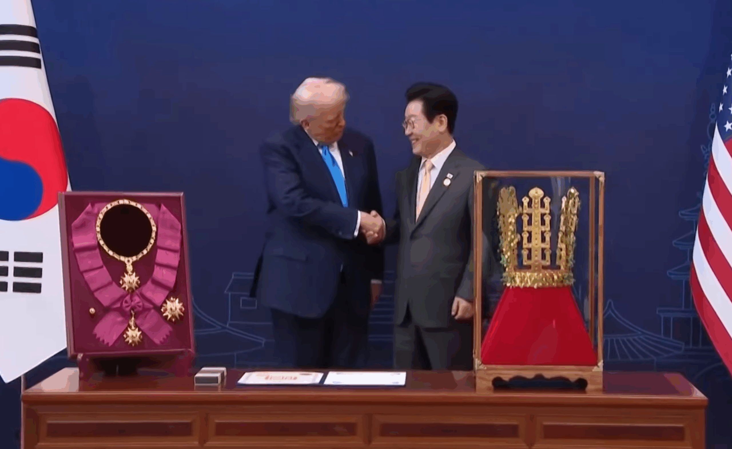 Güney Kore, Trump’a kralın tacını takdim etti