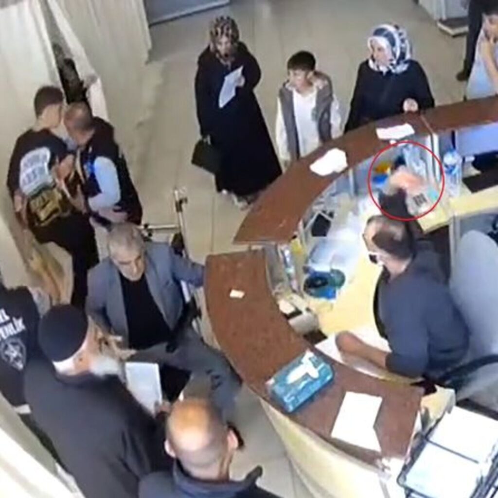 Hastaya bağırdı oğluna kalem fırlattı! O doktora soruşturma!