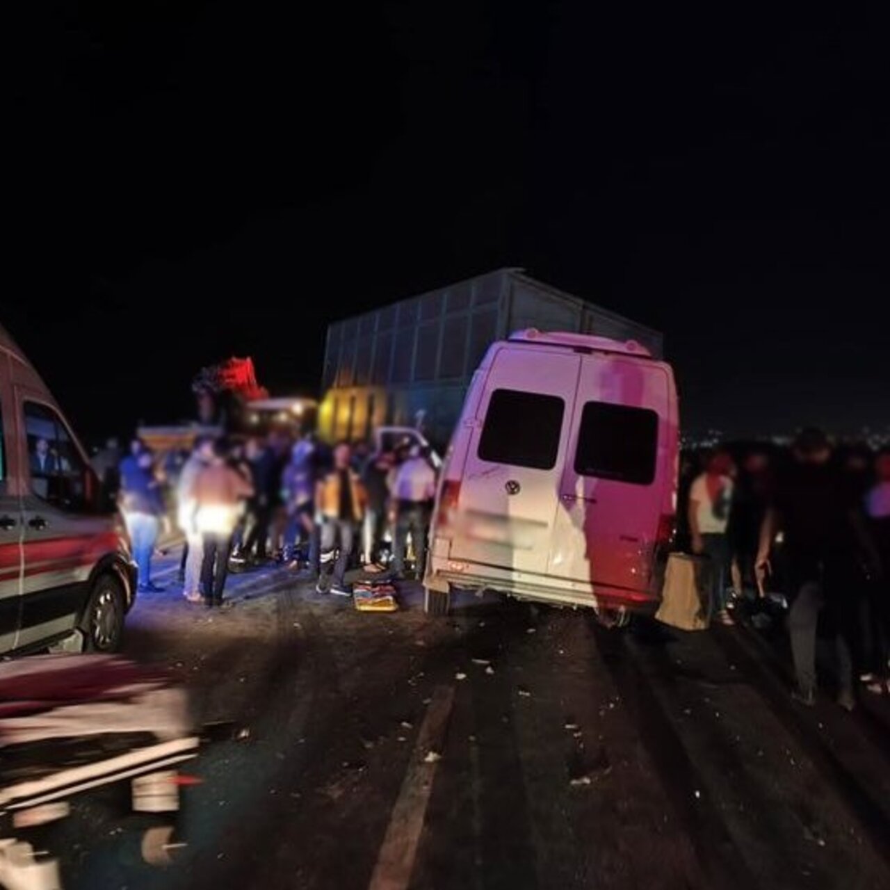 İşçi servisi traktöre çarptı: 14 yaralı