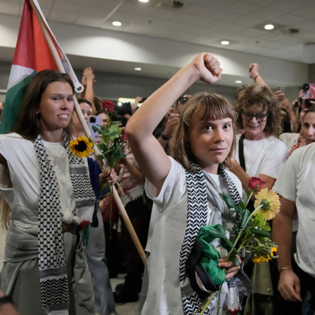 İsrail gözlerimizin önünde bir ulusu yok etmeye çalışıyor
