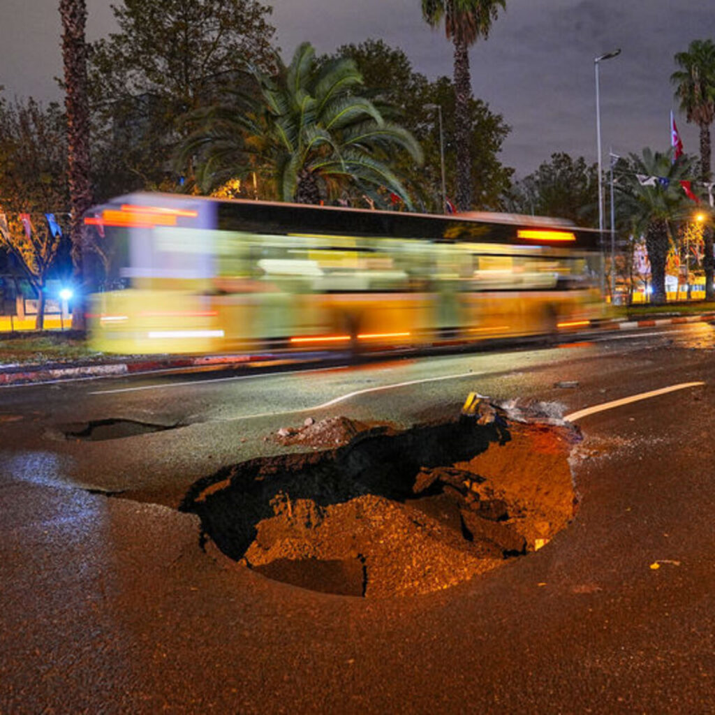 İstanbul’da geceyi şimşekler aydınlattı! Vatan Caddesi’nde yol çöktü!