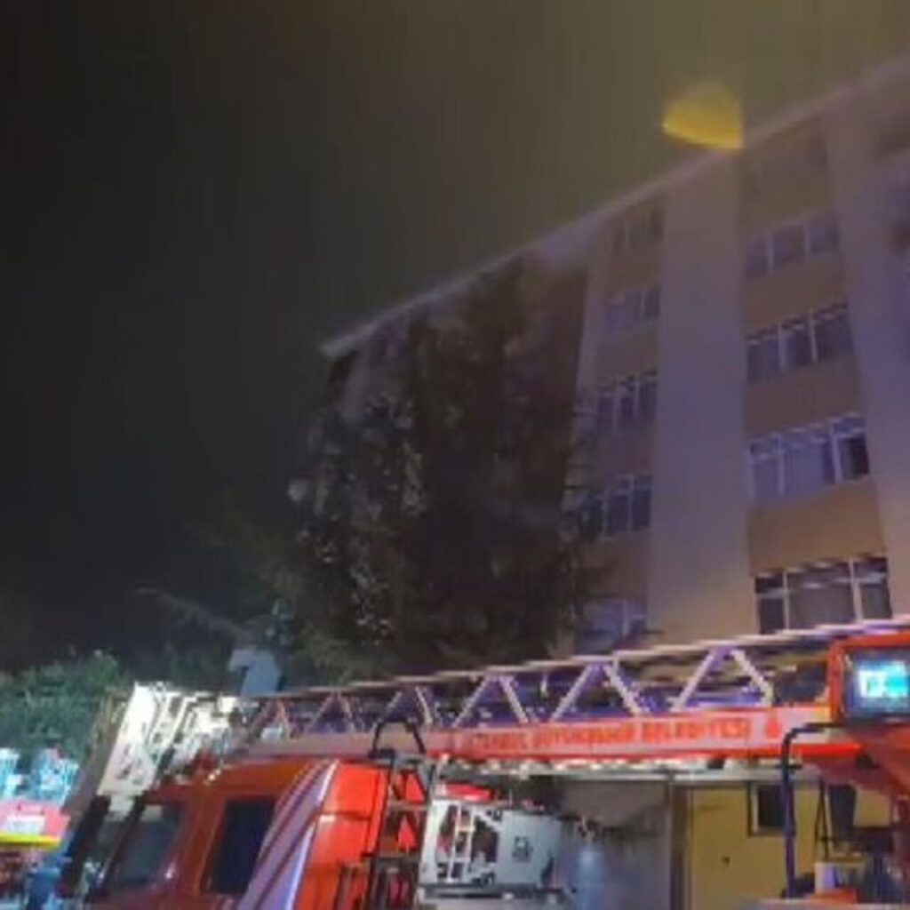 Kadıköy’de 5 katlı binada yangın paniği!