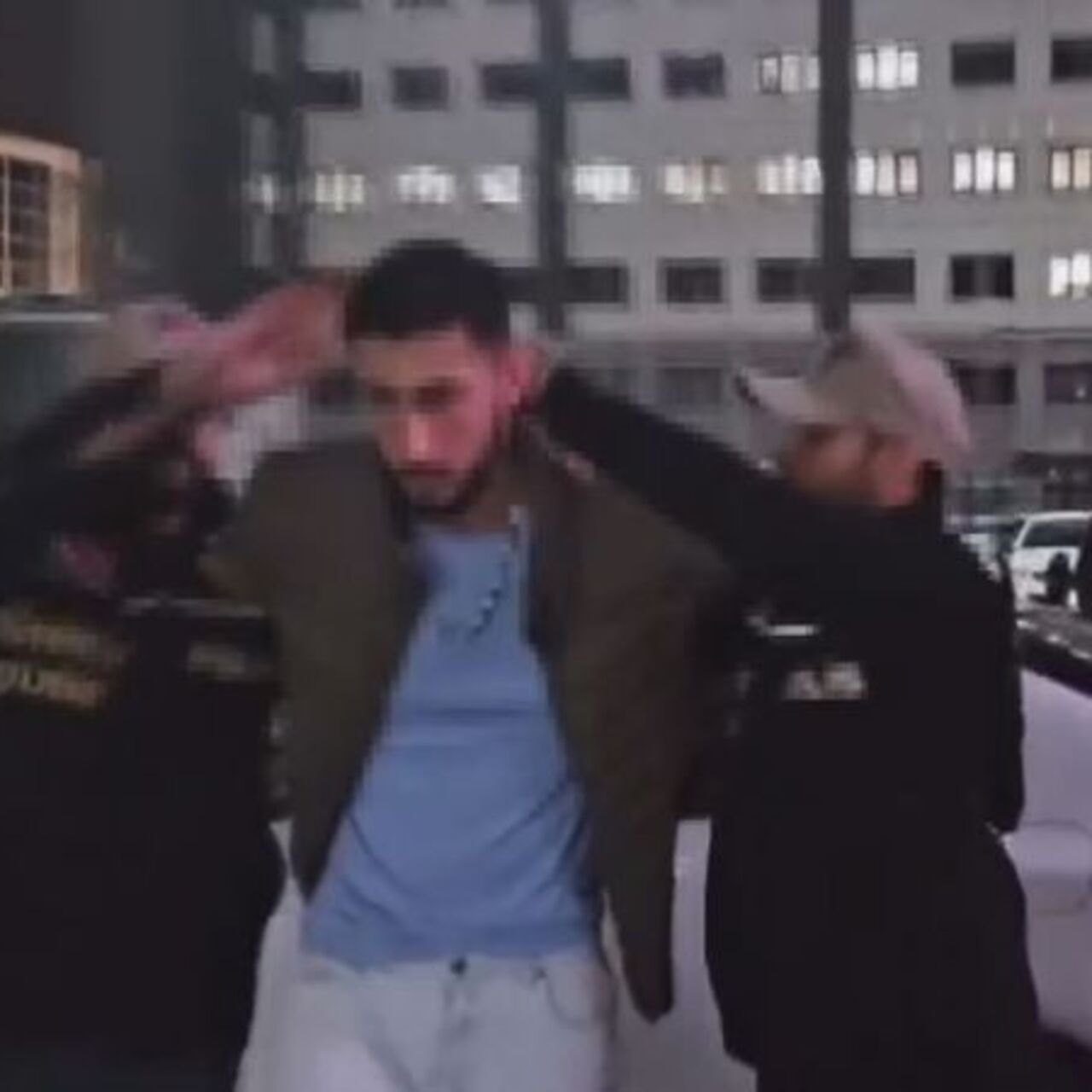 Kadının boynuna tasma takıp gezdirdi!