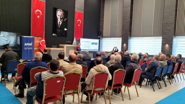 Karacabey Belediyesi’nden muhtarlara “Temel Afet Bilinci” eğitimi