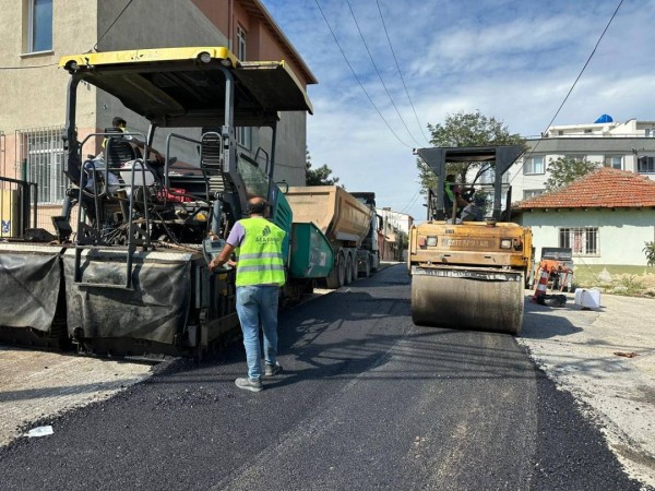 Karacabey’de asfalt seferberliği hız kesmeden sürüyor