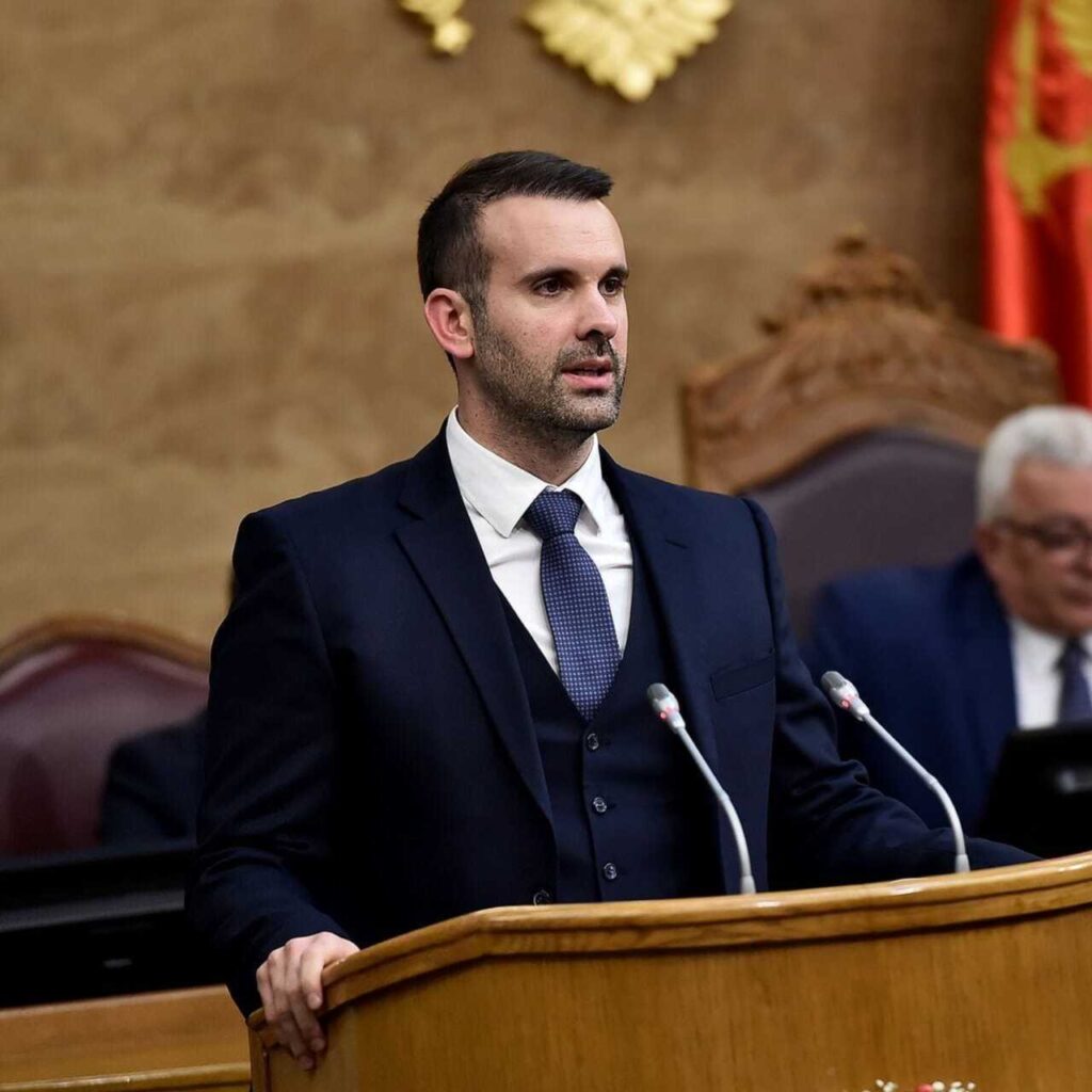 Karadağ Türk vatandaşlarına vizesiz geçişi askıya almayı planlıyor