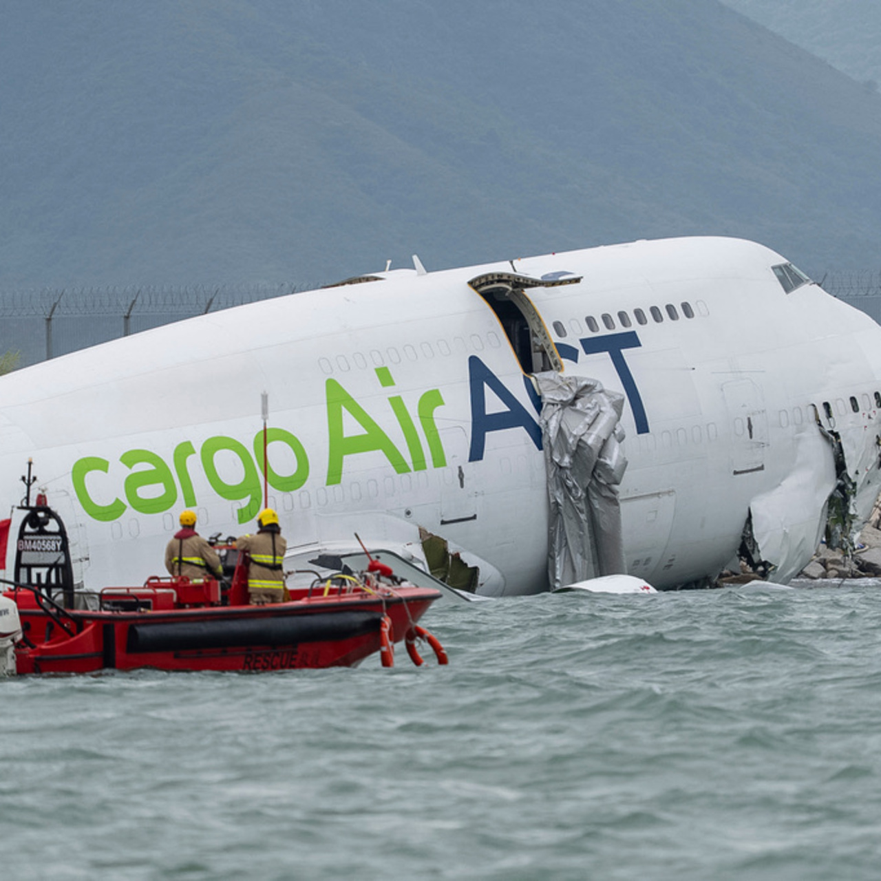 Kargo uçağı pistten çıkıp denize düştü!