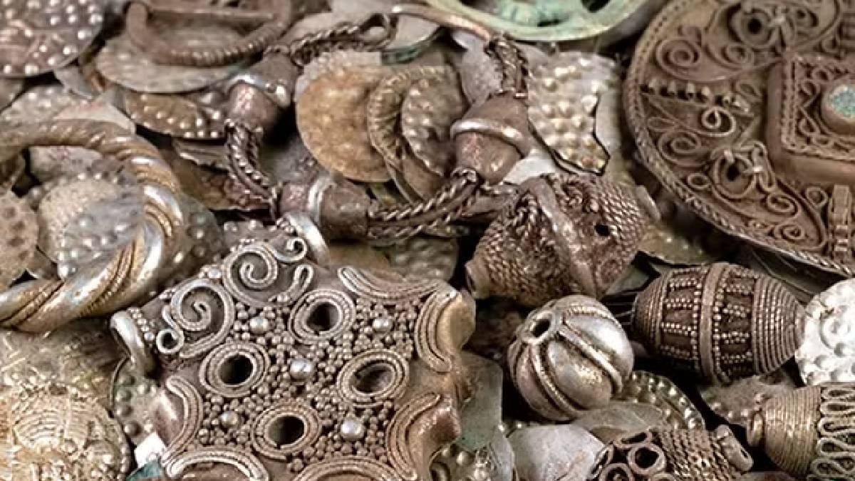 Kazı yaparken Orta Çağ’dan kalma dev hazineyi buldu: Tam 20 bin sikke