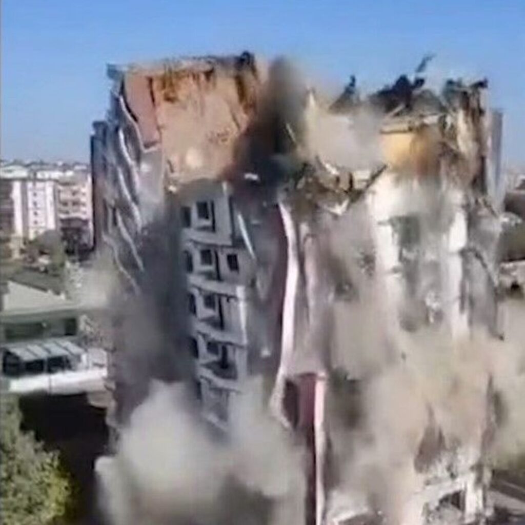 Koca bina kağıt gibi devrildi