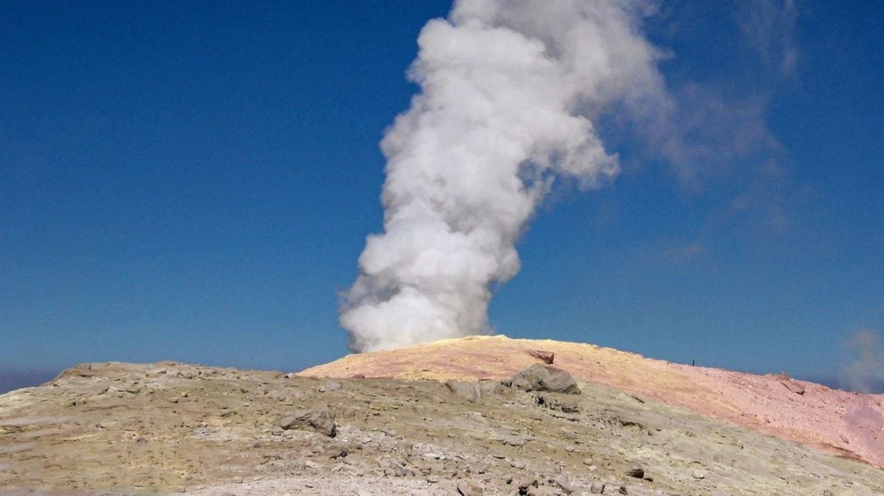 Komşu ülkede 710 bin yıldır uyuyan yanardağı uyandı! Koku ihbarları gelmeye başladı