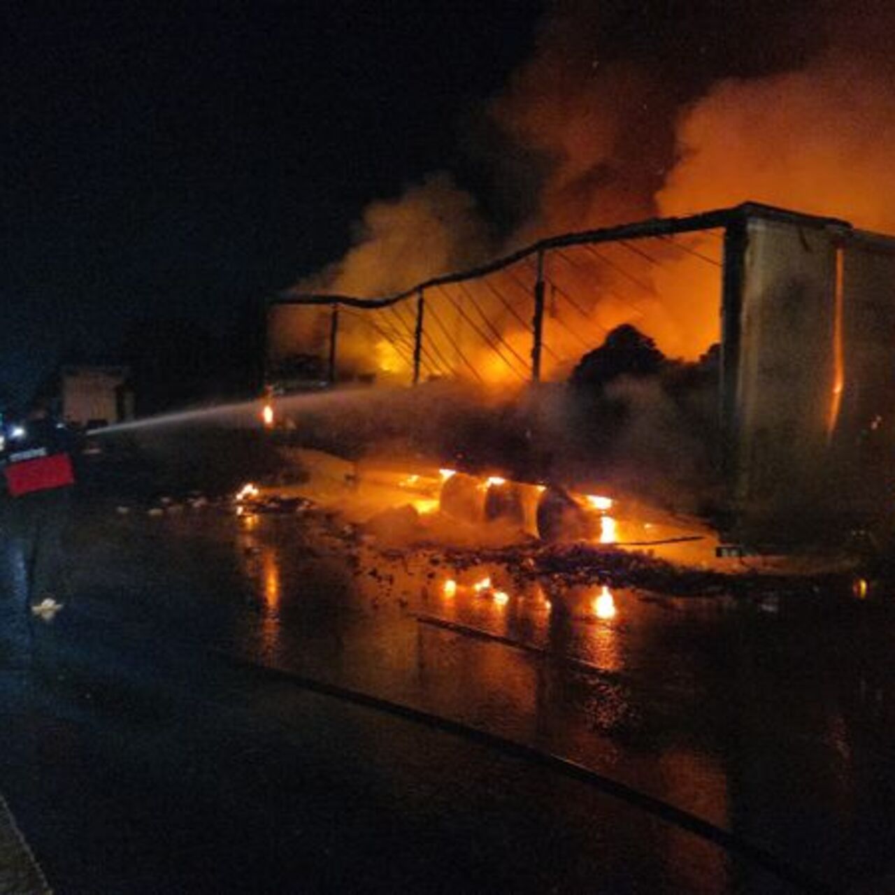 Konserve yüklü TIR, alev alev yandı