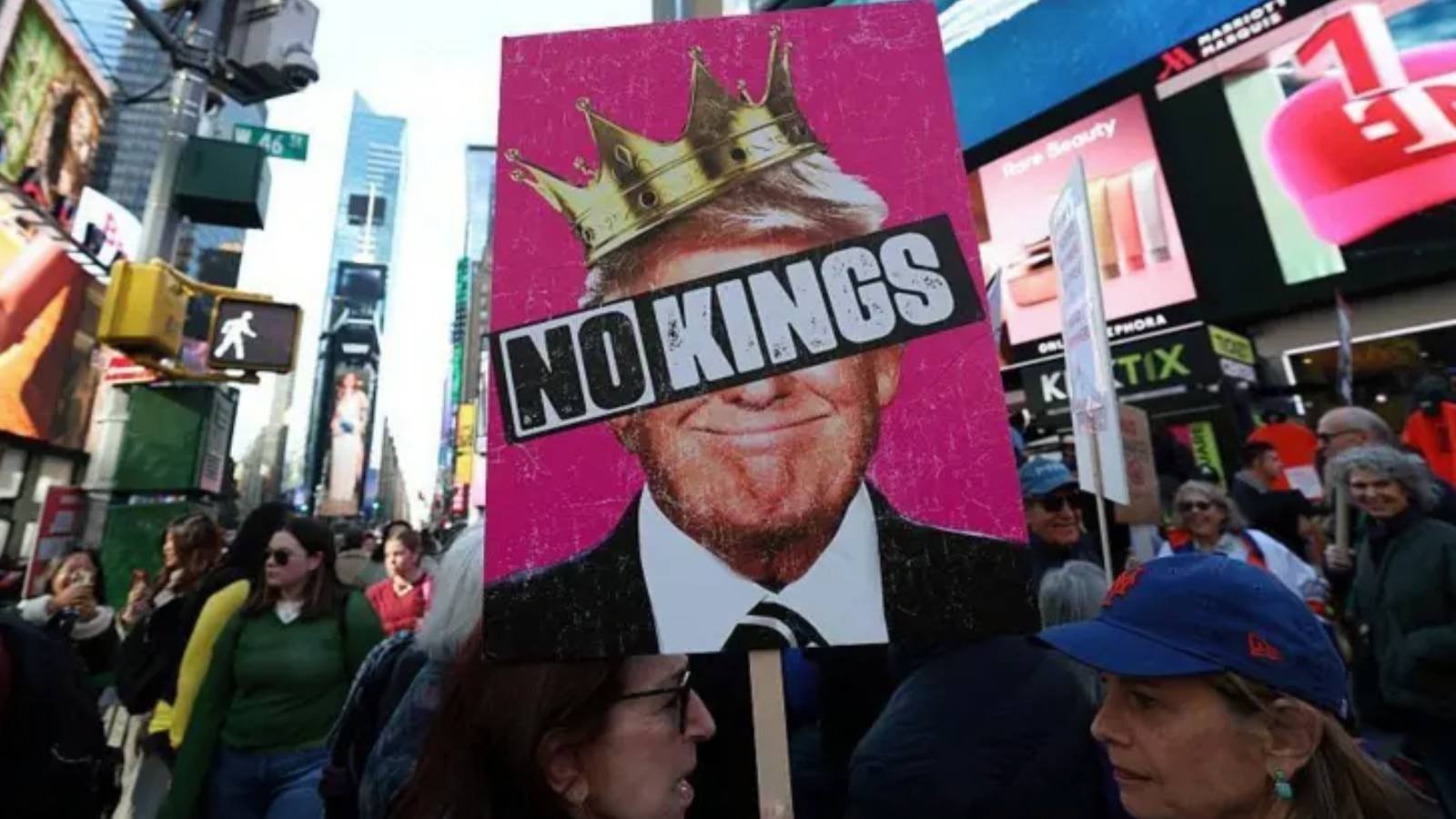 “Krallara Hayır” protestoları Trump’ı kızdırdı