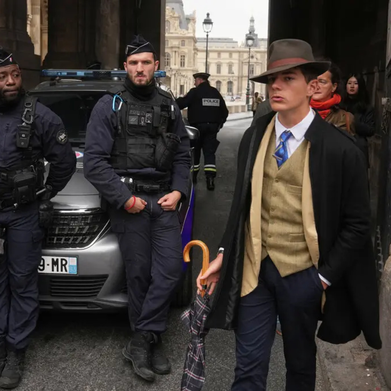 Louvre Müzesi önündeki fotoğrafta olan fötr şapkalı adam kim?