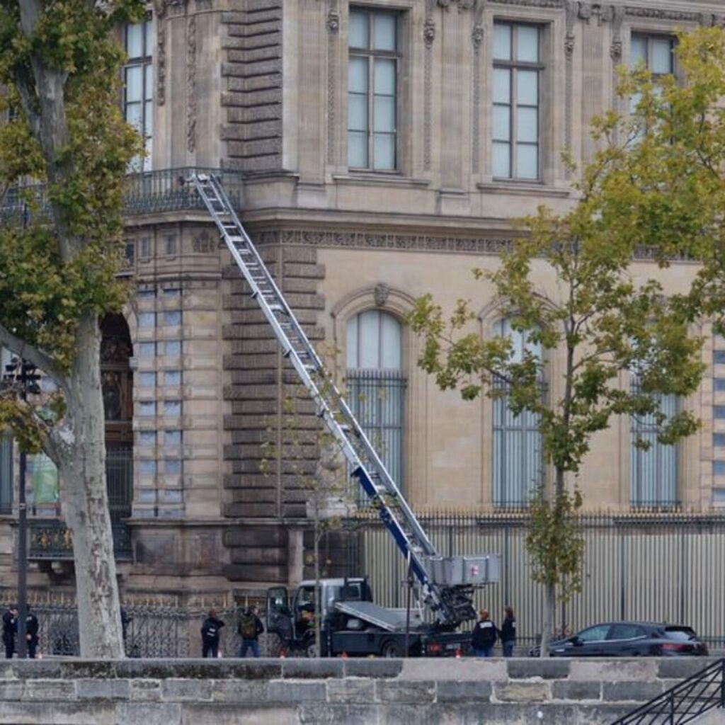 Louvre Müzesi soyguncularının kaçma anı!