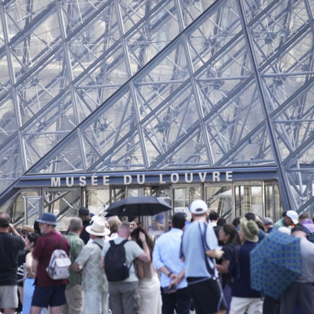 Louvre Müzesi’nde hırsızlık