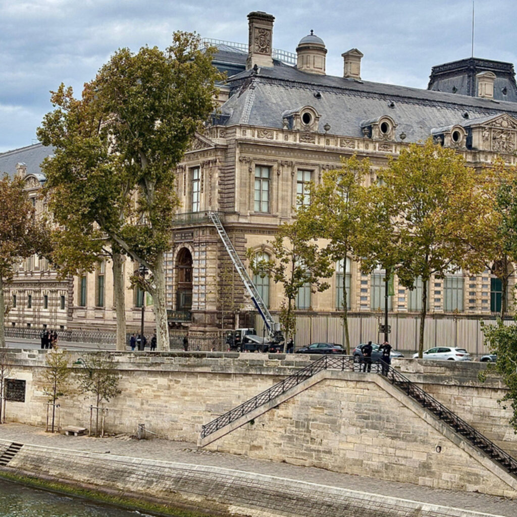 Louvre Müzesi’ndeki soygun nasıl gerçekleşti?