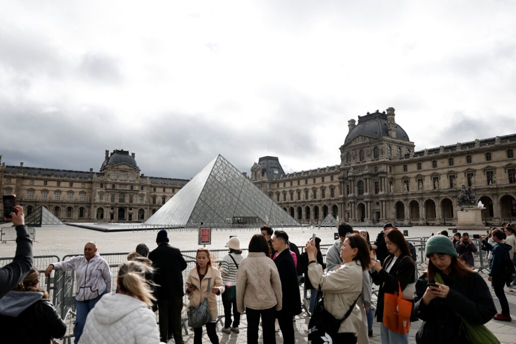 Louvre müzesindeki soygunun faturası: 4.2 milyar TL