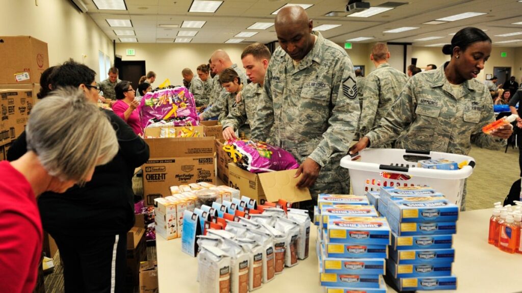 Maaş alamayan ABD askeri,  yiyecek yardımı kuyruğuna girdi