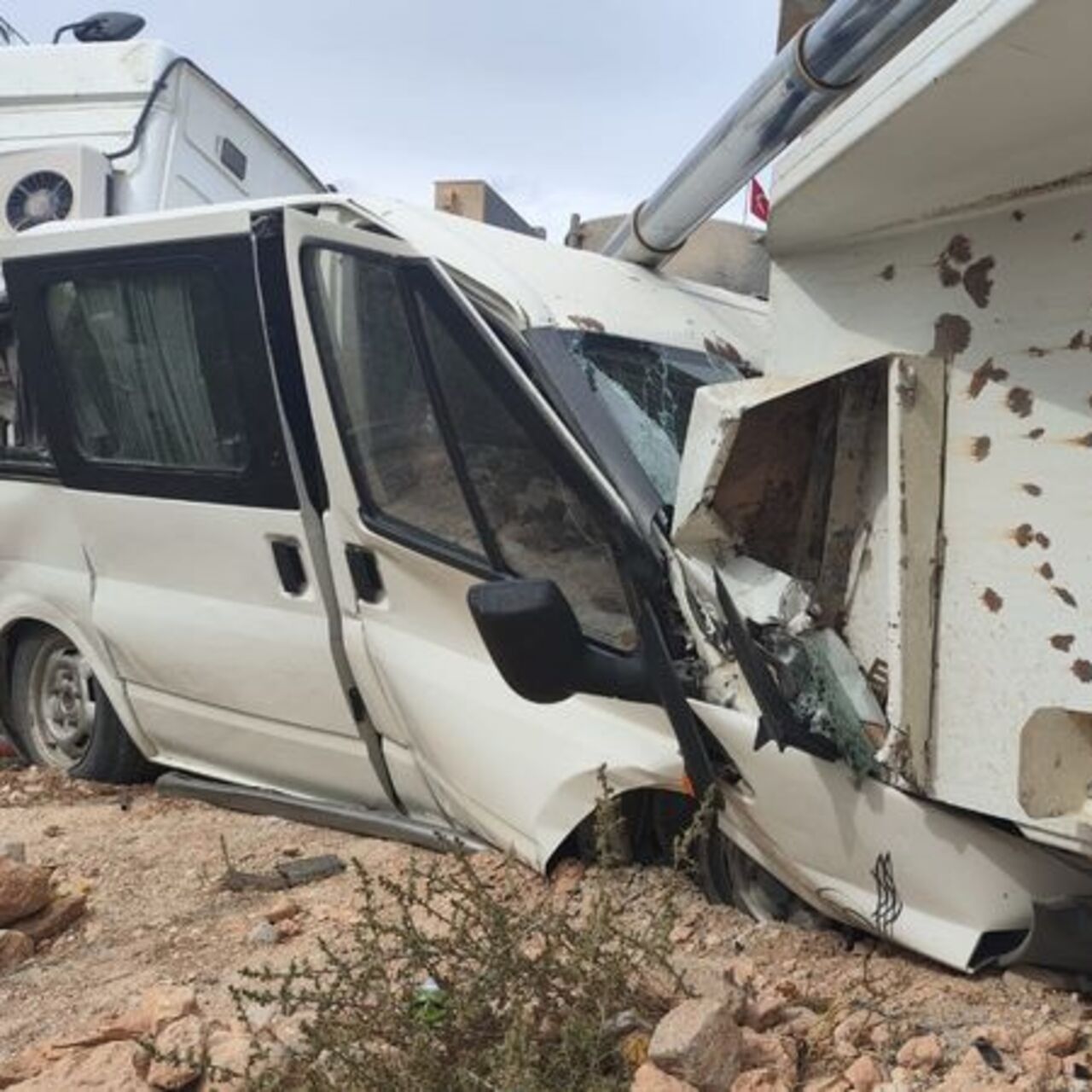 Minibüs kağıt gibi ezildi! Facia kıl payı!