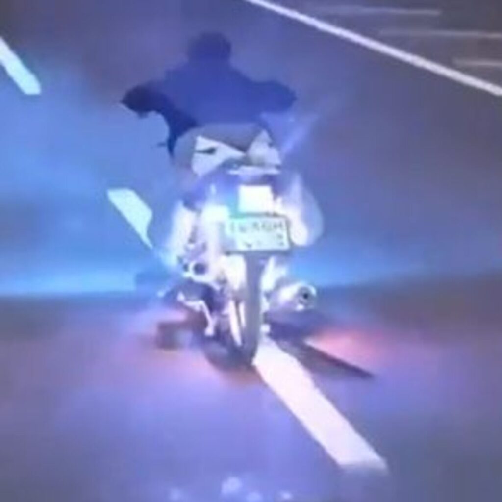 Motosikleti yüzüstü uzanıp sürdü! İşte cezası…