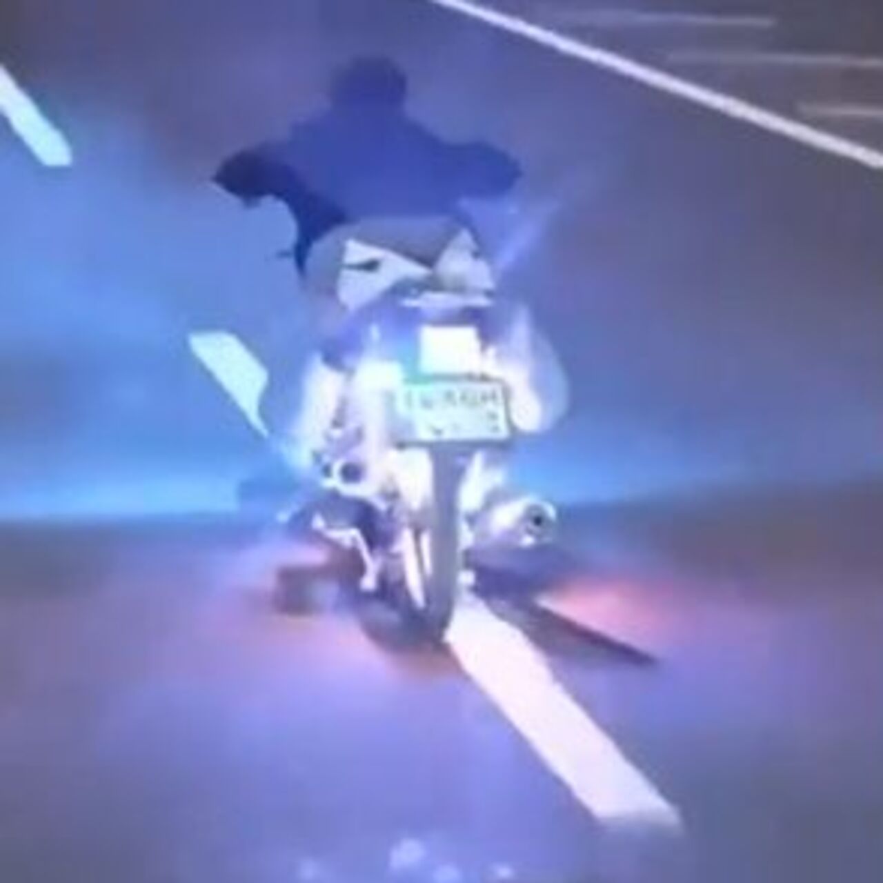 Motosikleti yüzüstü uzanıp sürdü! İşte cezası…