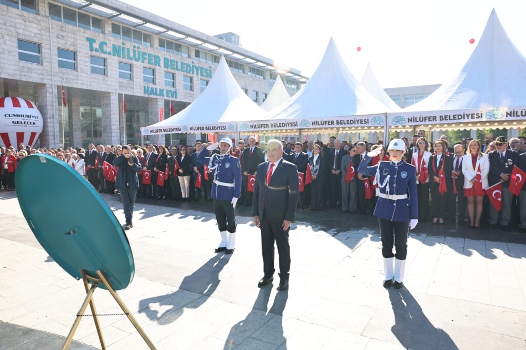 Nilüfer’de Cumhuriyet coşkusu çelenk töreni ile başladı