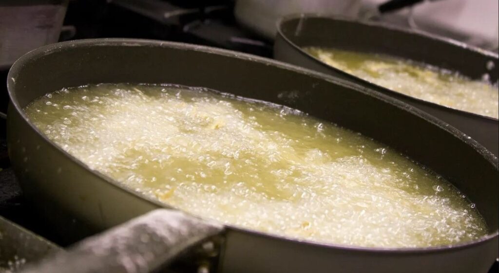 Öfkeli kadın uyuyan kocasını pişirmeye çalıştı! Pul biberi detayı yok artık dedirtti