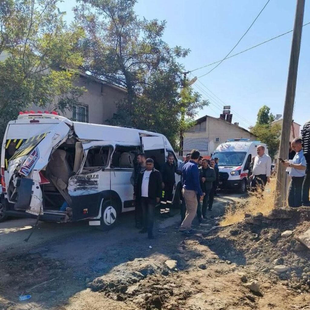 Öğrenci servisine tren çarptı!