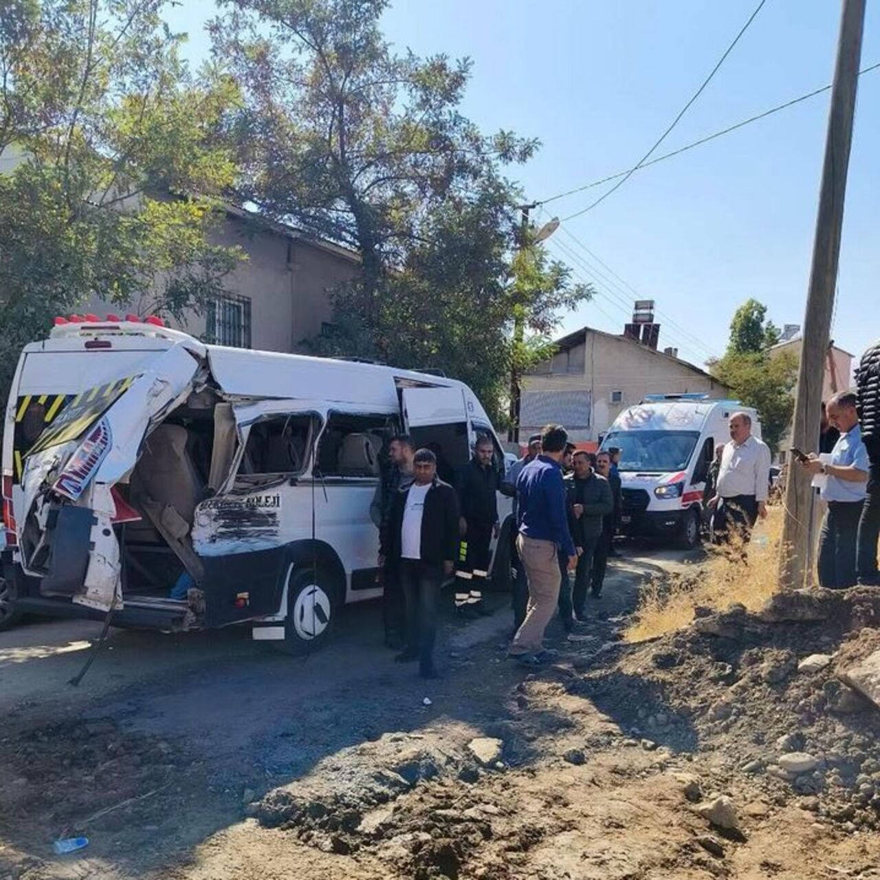 Öğrenci servisine tren çarptı!