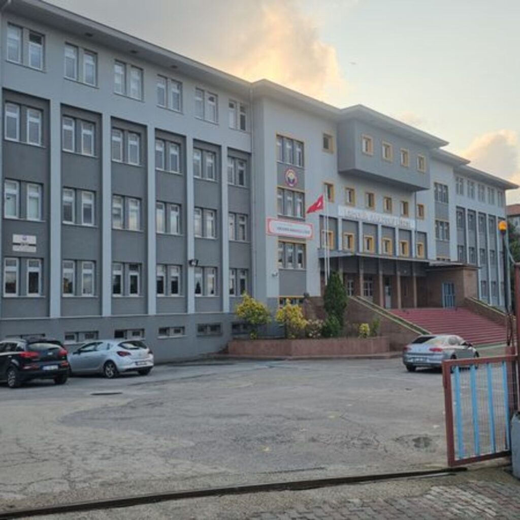 Okul tuvaletinde dehşet! Arkadaşının çenesini kırdı!