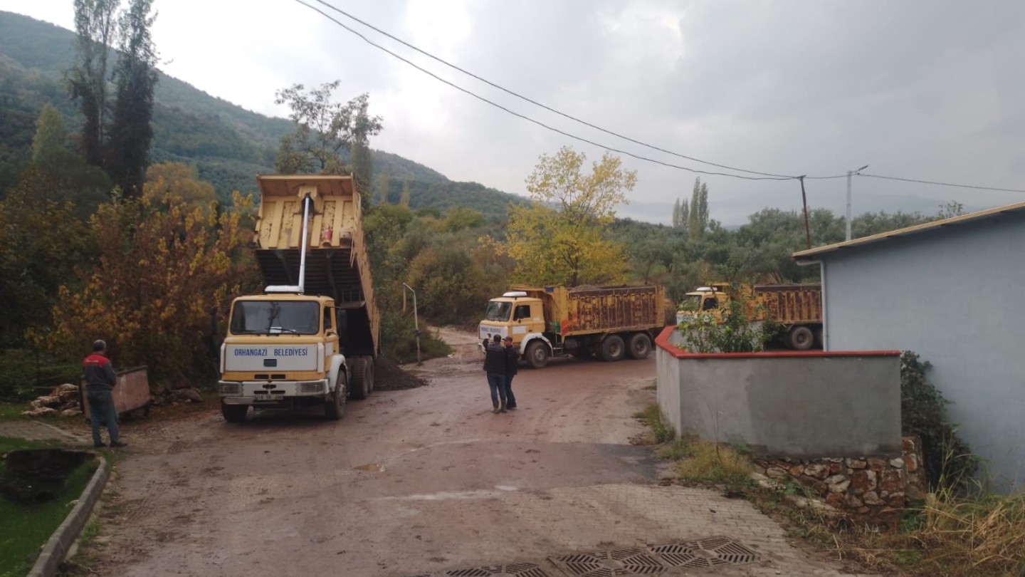 Orhangazi Belediyesi Çevre Mahallelerde Parke ve Arazi Yolu Düzenleme Çalışmalarını Hız Kesmeden Sürdürüyor