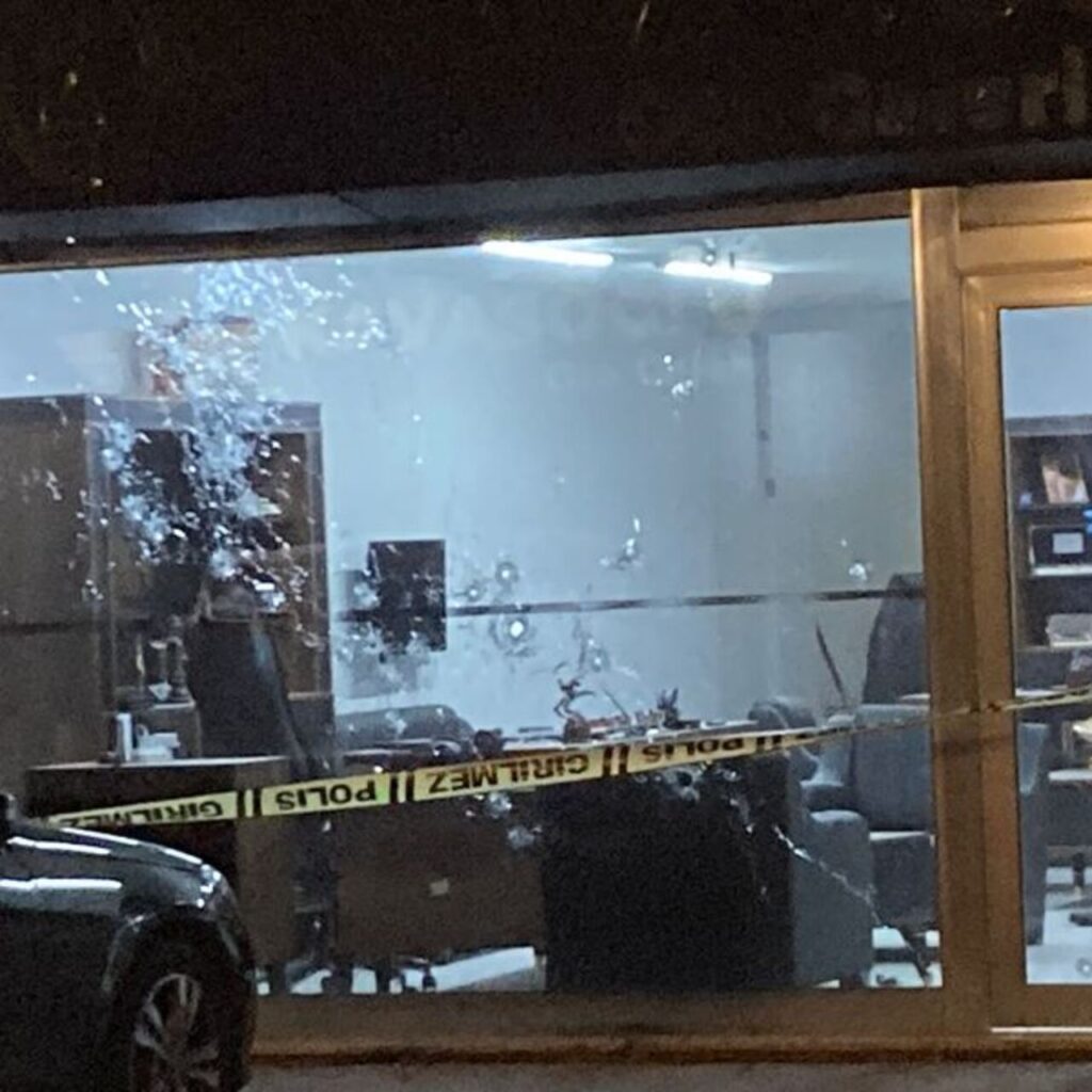 Oto galeri dükkanına silahlı saldırı: 2 yaralı