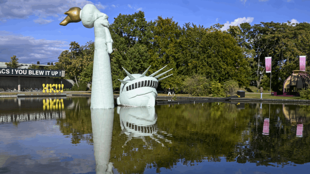 Özgürlük heykeli battı