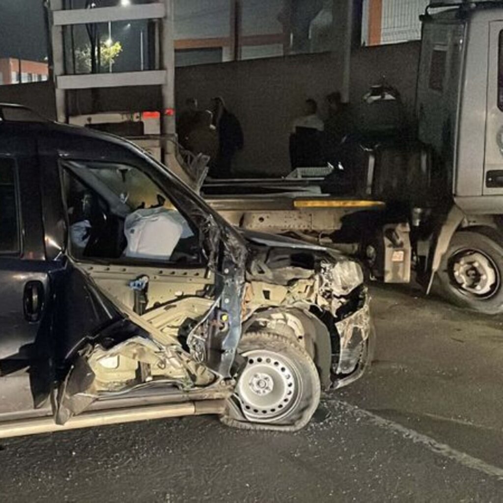 Park halindeki TIR’a çarpıp kaçtı